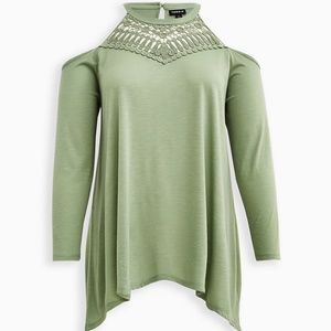 Women's TORRID Crochet Neck Cold Shoulder Sharkbite Hem Top Green Sz. 2